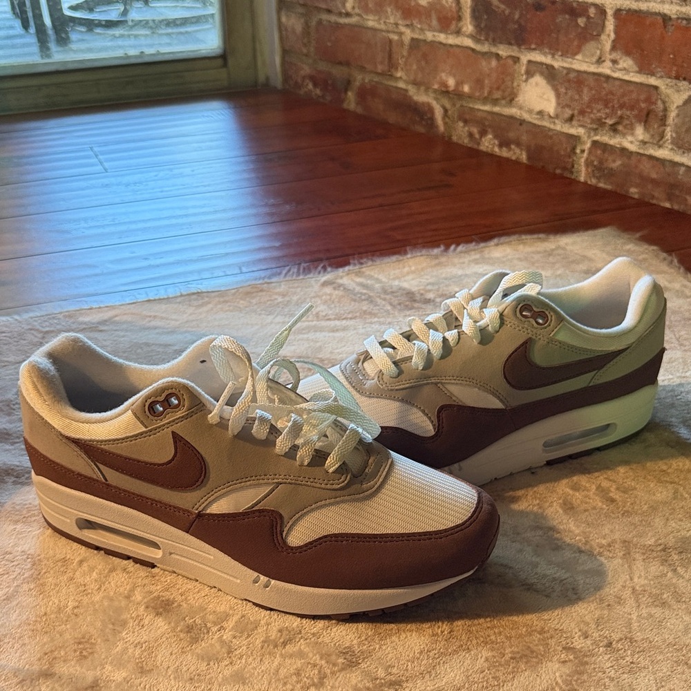 Nike Women's Low-Top Sneakers in Brown and Cream with Mint Accents